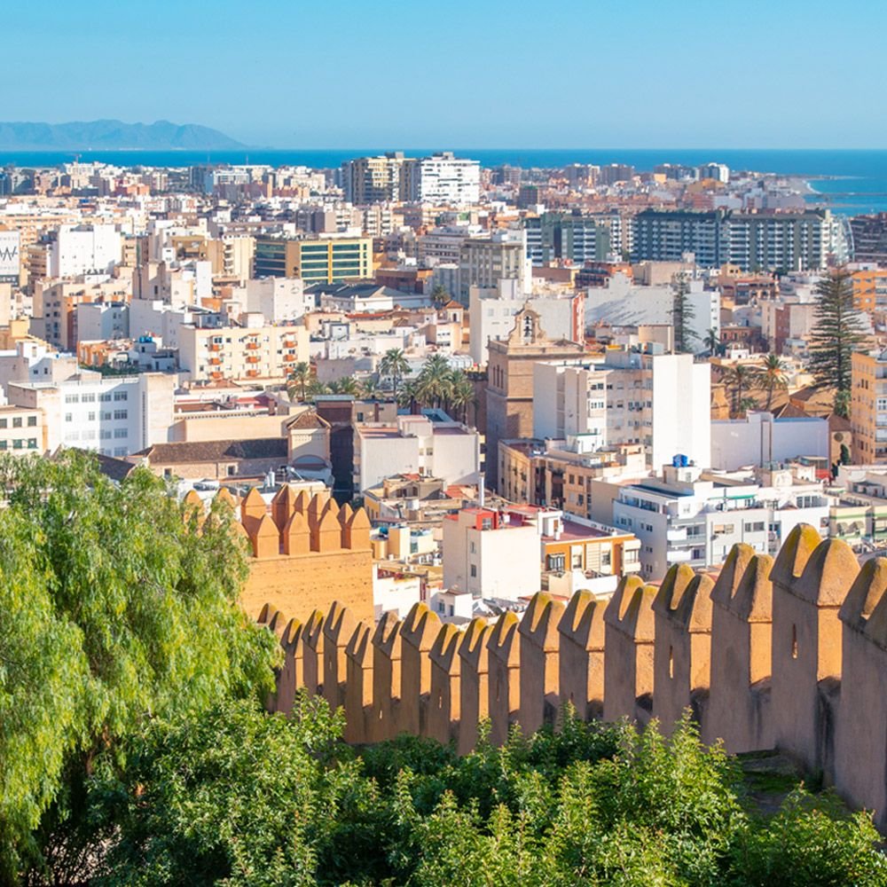 UNIdiversidad Empresas, Encabezado de la sección. Foto panorámica de Almería desde la Alcazaba, con el mar y Cabo de Gata al fondo