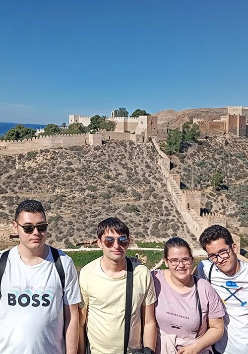 UNIdiversidad. Foto de participantes de UNIdiversidad con la Alcazaba de Almería de fondo