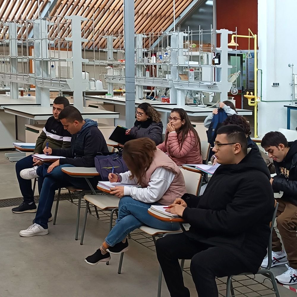 UNIdiversidad. Encabezado de la Sección. Foto de estudiantes de UNIdiversidad en un aula tomando apuntes en una clase del curso